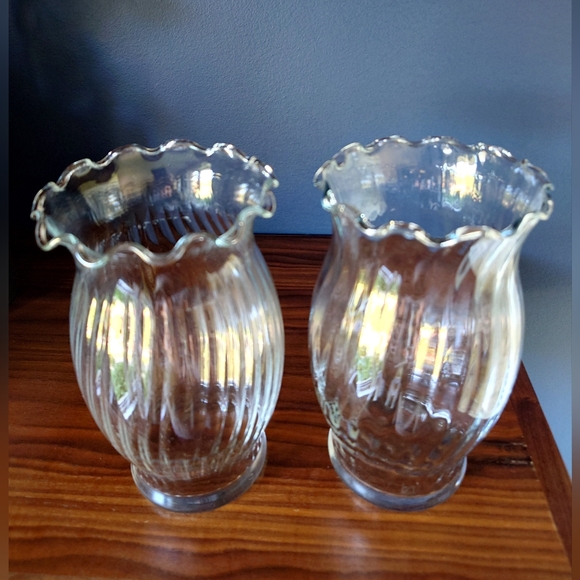 2 Glass Vases - Picture 2 of 2